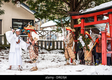 Lo Shintoismo asceti condurre una processione in Nagano, Giappone. Foto Stock