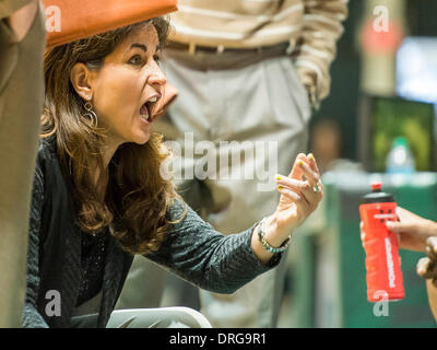 - DeLand, FL, U . 25 gennaio, 2014. S: Stetson Hatters head coach Lynn Bria dà istruzioni durante un periodo di tempo nella prima metà delle donne di pallacanestro del NCAA di azione di gioco tra Jacksonville i delfini e la Stetson Hatters presso il centro di Edmund in DeLand, Fl. © csm/Alamy Live News Foto Stock