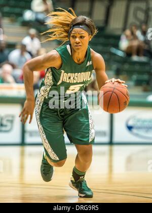 - DeLand, FL, U . 25 gennaio, 2014. S: Jacksonville delfini avanti Jade Cargill (5) durante la prima metà della donna di pallacanestro del NCAA di azione di gioco tra Jacksonville i delfini e la Stetson Hatters presso il centro di Edmund in DeLand, Fl. © csm/Alamy Live News Foto Stock