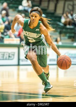 - DeLand, FL, U . 25 gennaio, 2014. S: Jacksonville delfini avanti Jade Cargill (5) durante la prima metà della donna di pallacanestro del NCAA di azione di gioco tra Jacksonville i delfini e la Stetson Hatters presso il centro di Edmund in DeLand, Fl. © csm/Alamy Live News Foto Stock