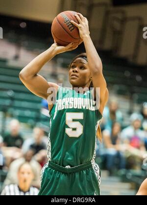 - DeLand, FL, U . 25 gennaio, 2014. S: Jacksonville delfini avanti Jade Cargill (5) durante la prima metà della donna di pallacanestro del NCAA di azione di gioco tra Jacksonville i delfini e la Stetson Hatters presso il centro di Edmund in DeLand, Fl. © csm/Alamy Live News Foto Stock