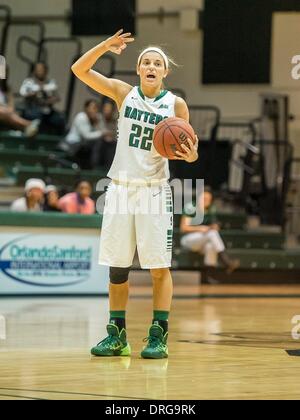 - DeLand, FL, U . 25 gennaio, 2014. S: Stetson Hatters guard Jama Sharp (22) segnali un gioco durante la seconda metà delle donne di pallacanestro del NCAA di azione di gioco tra Jacksonville i delfini e la Stetson Hatters. Stetson sconfitto Jacksonville 84-67 presso il centro di Edmund in DeLand, Fl. © csm/Alamy Live News Foto Stock