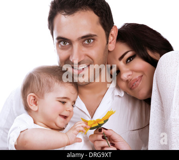 Giovani ritratto di famiglia in studio su sfondo bianco, toccando bella fresca Girasole giallo, adorabile gioiosa baby Foto Stock