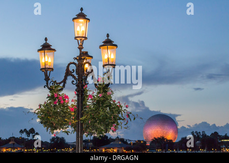 Crepuscolo in Epcot e terra astronave nel Walt Disney World in Florida. Foto Stock
