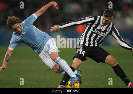 Roma, Italia. 25 gennaio, 2014. Stadio olimpico - Campionato Italiano: Serie A, stagione 2013-2014. S.S. Lazio contro la Juventus Biglia (laz) e LLorente (juve) Credito: Azione Sport Plus/Alamy Live News Foto Stock