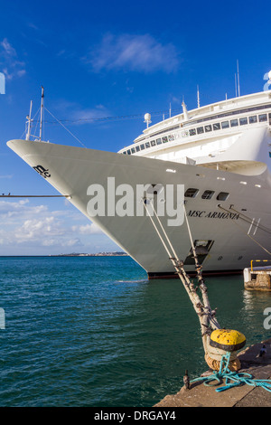 Dettaglio della nave da crociera ormeggiata al porto che mostra linee di ormeggio o cime Foto Stock