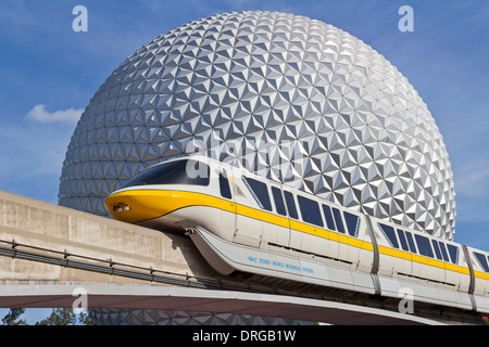 La monorotaia in Epcot viaggi vicino a terra astronave nel Walt Disney World in Florida. Foto Stock