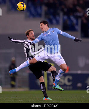 Roma, Italia. 25 gennaio, 2014. La Juventus' Claudio Marchisio (L) con vies del Lazio Hernanes Anderson durante il campionato italiano di una partita di calcio a Roma, Italia, 25 gennaio, 2014. La partita si è conclusa con un 1-1 cravatta. Credito: Alberto Lingria/Xinhua/Alamy Live News Foto Stock