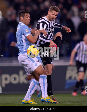 Roma, Italia. 25 gennaio, 2014. La Juventus' Fernando Torres Llorente (R) il sistema VIES per la palla durante il campionato italiano di una partita di calcio contro la Lazio a Roma, Italia, 25 gennaio, 2014. La partita si è conclusa con un 1-1 cravatta. Credito: Alberto Lingria/Xinhua/Alamy Live News Foto Stock