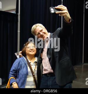 Santa Clara, California USA, 25 gennaio, 2014 - PBS televisione travel show host Rick Steves prende un selfie (Self Portrait fotografia) con una ventola al San Francisco Bay Area viaggi e avventura Show tenutosi presso la Santa Clara Convention Center. Rick (a destra) ha scritto oltre 50 guide di viaggio. Credito: Lisa Werner/Alamy Live News Foto Stock