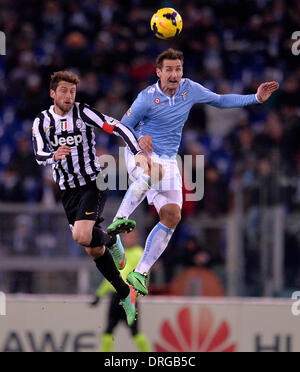 Roma, Italia. 25 gennaio, 2014. La Juventus' Claudio Marchisio (L) vies con il Lazio è Miroslav KLOSE durante il campionato italiano di una partita di calcio a Roma, Italia, 25 gennaio, 2014. La partita si è conclusa con un 1-1 cravatta. Credito: Alberto Lingria/Xinhua/Alamy Live News Foto Stock