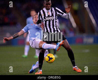 Roma, Italia. 25 gennaio, 2014. La Juventus' Paul Pogba (R) il sistema VIES per la palla durante il campionato italiano di una partita di calcio contro la Lazio a Roma, Italia, 25 gennaio, 2014. La partita si è conclusa con un 1-1 cravatta. Credito: Alberto Lingria/Xinhua/Alamy Live News Foto Stock