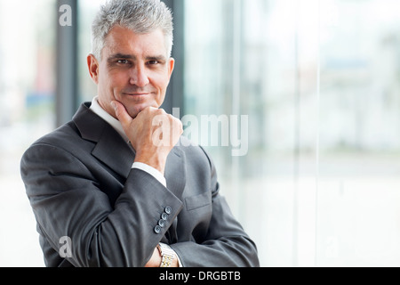 Ritratto di successo imprenditore senior in un ufficio moderno Foto Stock