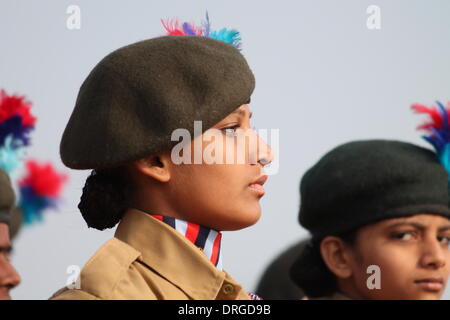 Gandhi, Maidan Patna, Bihar, in India, 26 gennaio 2014. National Cadet Core Cadetti marzo passato in occasione del sessantacinquesimo giorno della Repubblica sfilata di India. La Repubblica parata del giorno inizia presto inverno mattina in un intero pranzo parata a terra frequentato da top Bihar funzionari governativi, indirizzata dal dottor Dnyandeo Yashwantrao Patil, governatore del Bihar e Shri Nitish Kumar, Chief Minister di Bihar. Totale 12 tabelle unite il marzo del passato accompagnati da allegro danza i ragazzi e le ragazze che hanno reso l'evento memorabile. 17 poliziotti sono stati assegnati anche Presidente della medaglia alla cerimonia. Foto Stock