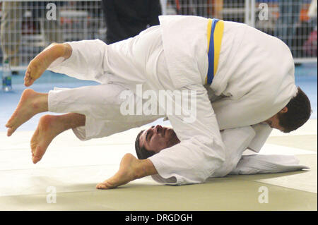 Richmond, Canada. 26 gen 2014. Margit Tefa (superiore) del Canada compete con il connazionale Lucas Warkentin al 2014 Vancouver International Judo nel torneo di Richmond, Canada, 25 gennaio, 2014. © Sergei Bachlakov/Xinhua/Alamy Live News Foto Stock