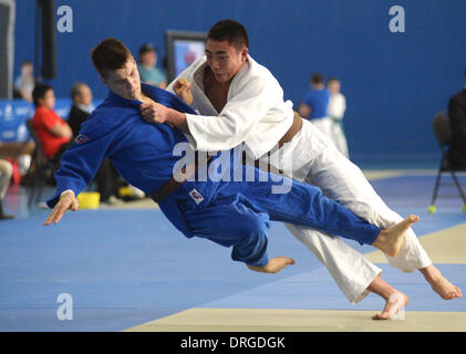 Richmond, Canada. 26 gen 2014. Ariel Nashimodo (R) del Canada compete con il connazionale Corey Jones al 2014 Vancouver International Judo nel torneo di Richmond, Canada, 25 gennaio, 2014. © Sergei Bachlakov/Xinhua/Alamy Live News Foto Stock