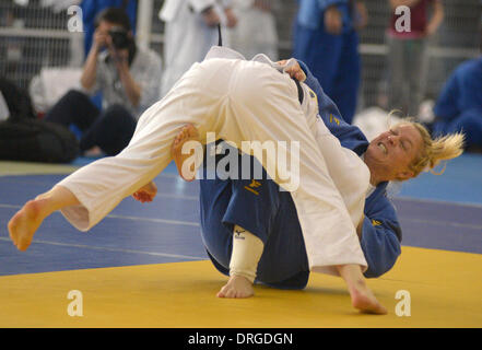 Richmond, Canada. 26 gen 2014. Kathy Hubble (R) del Canada compete con il connazionale A.Lloyd al 2014 Vancouver International Judo nel torneo di Richmond, Canada, 25 gennaio, 2014. © Sergei Bachlakov/Xinhua/Alamy Live News Foto Stock