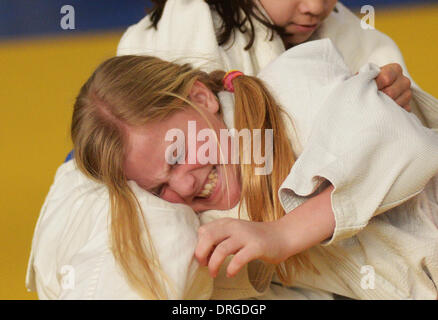 Richmond, Canada. 26 gen 2014. La Georgia DiMarco (anteriore) del Canada compete con il connazionale Kare Kamamoto al 2014 Vancouver International Judo nel torneo di Richmond, Canada, 25 gennaio, 2014. © Sergei Bachlakov/Xinhua/Alamy Live News Foto Stock