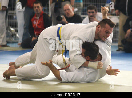 Richmond, Canada. 26 gen 2014. Margit Tefa (superiore) del Canada compete con il connazionale Jordan Harris al 2014 Vancouver International Judo nel torneo di Richmond, Canada, 25 gennaio, 2014. © Sergei Bachlakov/Xinhua/Alamy Live News Foto Stock