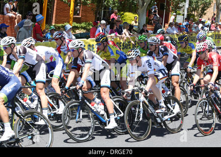 Adelaide, Australia. Il 26 gennaio 2014. Andre Greipel (GER) dal Lotto Belisol Team (white jersey tedesco con i colori nazionali) concorrenti in fase 6 del Santos Tour Down Under in Adelaide. Greipel è andato a vincere la tappa. Simon GERRANS (Aus) dal recinto Orica-Greenedge Team è stato il vincitore del Tour. Foto Stock