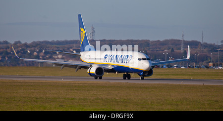 Ryanair Boeing 737 EI-emf in atterraggio a London-Luton Aeroporto LTN Foto Stock