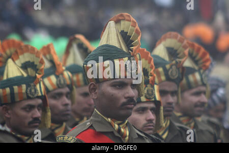 Gen 26, 2014 - Srinagar Kashmir, India indiano sicurezza boder membri prendere parte durante l'India 65nd il giorno della Repubblica durante la sfilata a Srinagar, la capitale estiva del Kashmir indiano il 26/1/2014, l'India ha celebrato il suo 64nd il giorno della Repubblica sotto protezione pesante, con tensioni elevate nel Kashmir oltre gli sforzi compiuti da nazionalisti indù per tenere un rally nella travagliata regione è la capitale dello stato. (Credito Immagine: © Altaf Zargar/ZUMAPRESS.com) Foto Stock