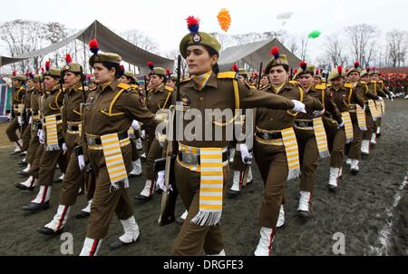 Srinagar, Indiano-controllato del Kashmir. 26 gen 2014. Indian poliziotti di prendere parte alla parata per celebrare il Giorno della Repubblica a Srinagar, capitale estiva di Indiano-Kashmir controllata, Gennaio 26, 2014. L'India ha celebrato il suo sessantacinquesimo giorno della Repubblica di domenica. Credito: Javed Dar/Xinhua/Alamy Live News Foto Stock