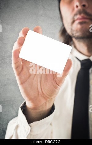 Imprenditore pagando con carta di credito, il fuoco selettivo. Blank carta di credito con copia spazio per qualsiasi titolo o design. Foto Stock