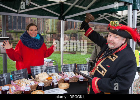 Nantwich, Cheshire, Regno Unito. 25 gennaio, 2014. Town Crier John Parsons tenendo premuto fino a Claire Latham stallholder mercato su Holly Giorno Santo & Assedio di Nantwich rievocazione. Per oltre quarant anni le truppe fedeli del Nodo sigillato si sono riuniti nella città storica di una spettacolare rievocazione della sanguinosa battaglia che ha avuto luogo a quasi 400 anni fa e che ha segnato la fine della lunga e dolorosa assedio della città. La battaglia. Credito: Conrad Elias/Alamy Live News Foto Stock