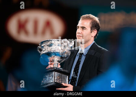 Melbourne, Victoria, Australia. 26 gen 2014. 26 gennaio 2014: Pete Sampras porta il trofeo nella Rod Laver Arena prima agli uomini della finale del giorno 14 del 2014 Australian Open Grand Slam torneo di tennis a Melbourne Park a Melbourne, Australia. Sydney bassa/Cal Sport Media/Alamy Live News Foto Stock