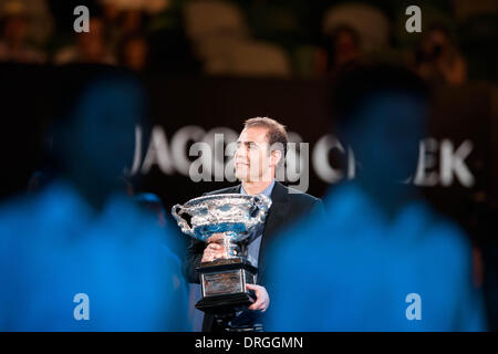 Melbourne, Victoria, Australia. 26 gen 2014. 26 gennaio 2014: Pete Sampras porta il trofeo nella Rod Laver Arena prima agli uomini della finale del giorno 14 del 2014 Australian Open Grand Slam torneo di tennis a Melbourne Park a Melbourne, Australia. Sydney bassa/Cal Sport Media/Alamy Live News Foto Stock