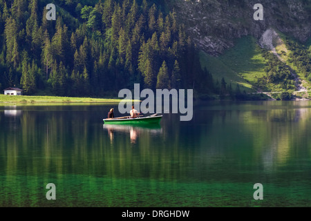 Coppia giovane è la pesca nel lago Foto Stock