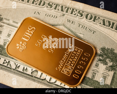 Un 50g di lingotto d'oro emesse dalla banca svizzera UBSon US dollar nota Foto Stock