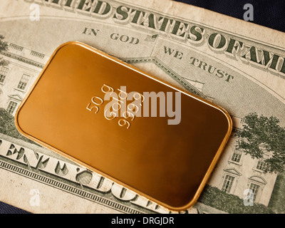 Close-up di 50g gold bar / lingotto su un 20 dollar nota Foto Stock