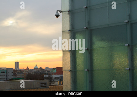 Videocamera di sorveglianza sulla moderna facciata in vetro. Foto Stock