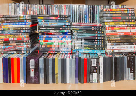 Collezione di DVD il riempimento di tutta la credenza Foto Stock