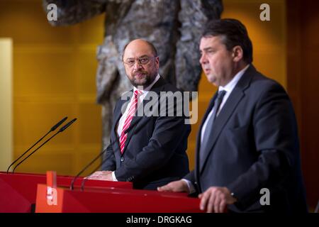 Berlino, Germania. 25 gennaio, 2014. Dopo la SPD Managers meeting, Sigmar GABRIEL (SPD Chef) e Martin Schulz ( Presidente del Parlamento europeo) dare comunicato stampa su "PD Europa Conferenza dei delegati'' e ''straordinaria festa nazionale il Congresso della SPD'' (che sarà realizzato sul giorno successivo) al DOCUP sede a Berlino. / Immagine: Sigmar GABRIEL (SPD), SPD Chef e il ministro tedesco dell'economia e dell'energia, e Martin Schulz (SPD), Presidente del Parlamento europeo e executive del DOCUP Officer per l'Unione europea durante il comunicato stampa in Berlino su Jan Foto Stock