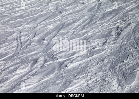 Sfondo della pista da sci con tracciato da sci e snowboard Foto Stock