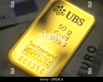 Un 50g di lingotto d'oro emesse dalla banca svizzera UBS. Foto Stock