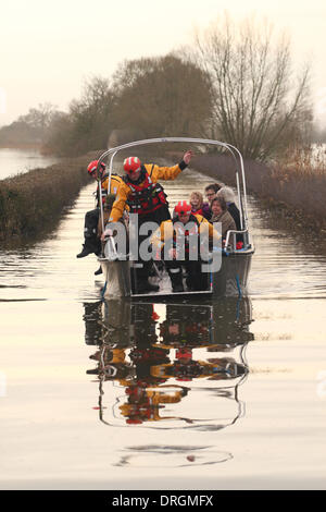 Muchelney, Somerset, Regno Unito. 25 gennaio, 2014. Gli abitanti di un villaggio da isolato Muchelney devono utilizzare un aiuto umanitario ferry boat fornite dal Devon & Somerset fuoco e di salvataggio per raggiungere le vicine Langport. Il villaggio è stato tagliato fin dai primi di gennaio 2104. Foto Stock