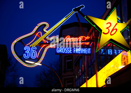 Insegne al neon a Musik-Club Grosse Freiheit 36, il distretto a luci rosse Reeperbahn, St. Pauli, Amburgo, Germania, Europa Foto Stock