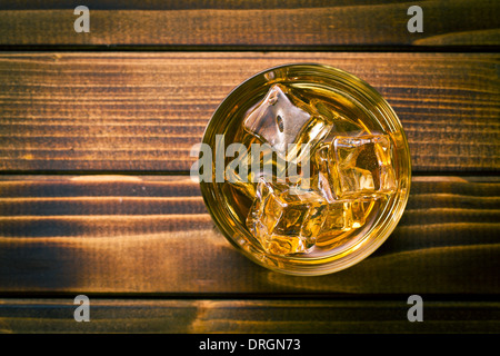 Vista dall'alto di whiskey in bicchiere con ghiaccio Foto Stock