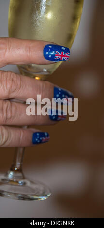 Le mani con le unghie verniciate con bandiere australiano poste su antichi intagliati Australiana sedia. Foto Stock