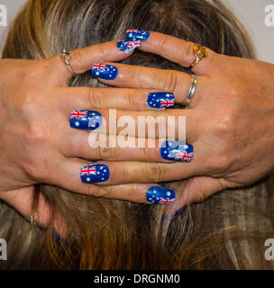 Le mani con le unghie verniciate con bandiere australiano poste su antichi intagliati Australiana sedia. Foto Stock