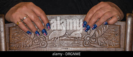 Le mani con le unghie verniciate con bandiere australiano poste su antichi intagliati Australiana sedia. Foto Stock