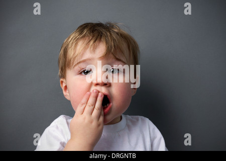 Little Boy turbare o ferire, mal di denti o altri booboo concetto. Foto Stock