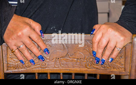 Le mani con le unghie verniciate con bandiere australiano poste su antichi intagliati Australiana sedia. Foto Stock