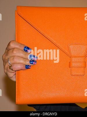 Orange breve sacchetta diario di appunti con mani unghie verniciate con bandiere australiano Foto Stock