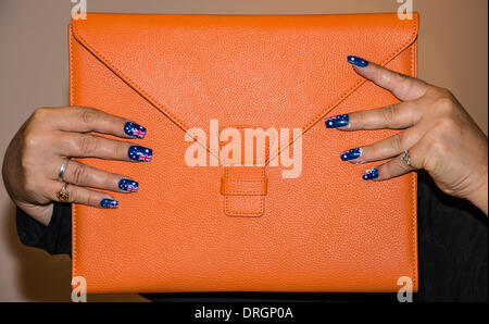 Orange breve sacchetta diario di appunti con mani unghie verniciate con bandiere australiano Foto Stock