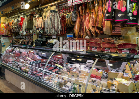 Prosciutto Iberico, il Chorizo e il formaggio su una fase di stallo nel mercato La Boqueria, Barcellona, Spagna Foto Stock